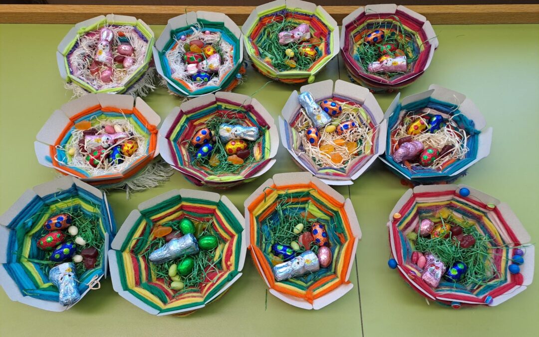 Osternest flechten im Kindergarten