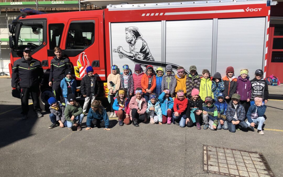 Besuch Feuerwehr Altdorf und Kantonsbibliothek, 1./2. Klassen Spiringen und Unterschächen