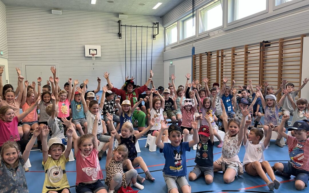 Gemeinsamer Schulschluss mit zauberhaften Momenten Primarschule Spiringen und Kindergarten