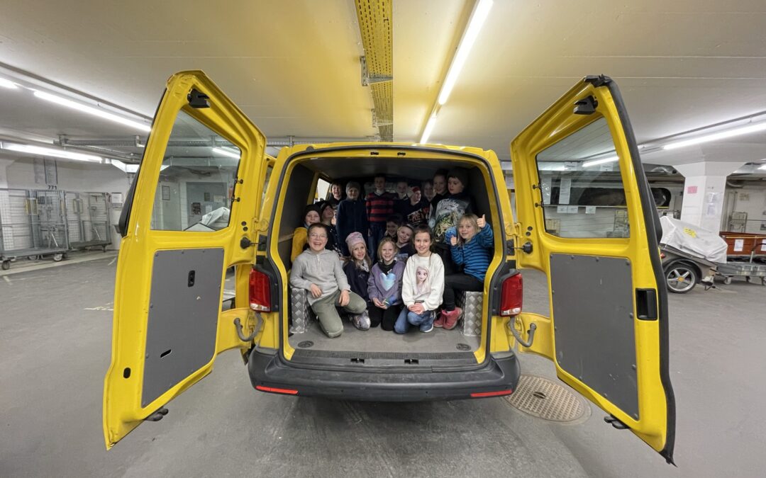 2. Klasse Besuch der Poststelle Schattdorf
